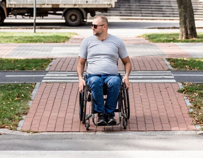 نحوه استفاده از ویلچر در معابر شهری