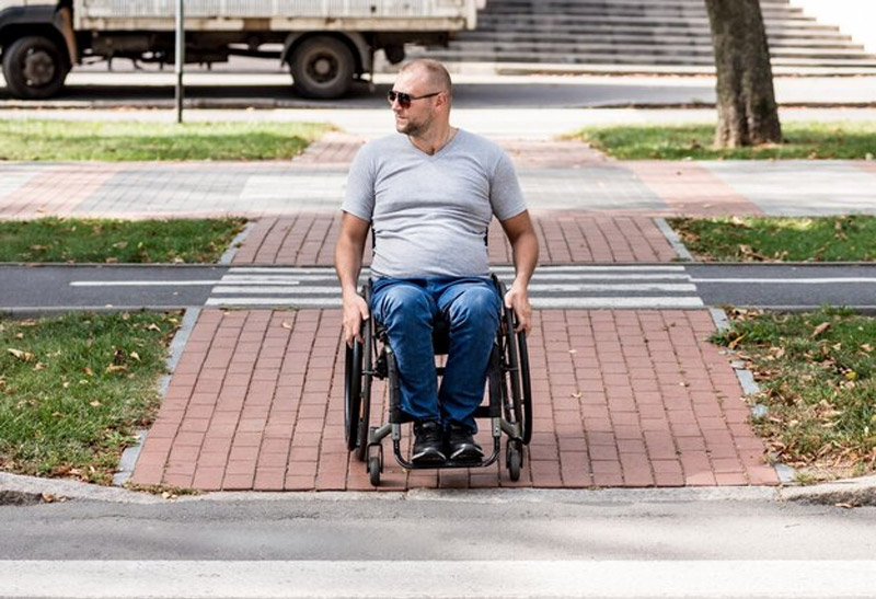 نحوه استفاده از ویلچر در معابر شهری